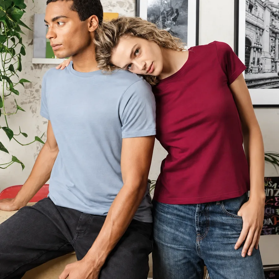 T-shirt azzurra e bordeaux indossate