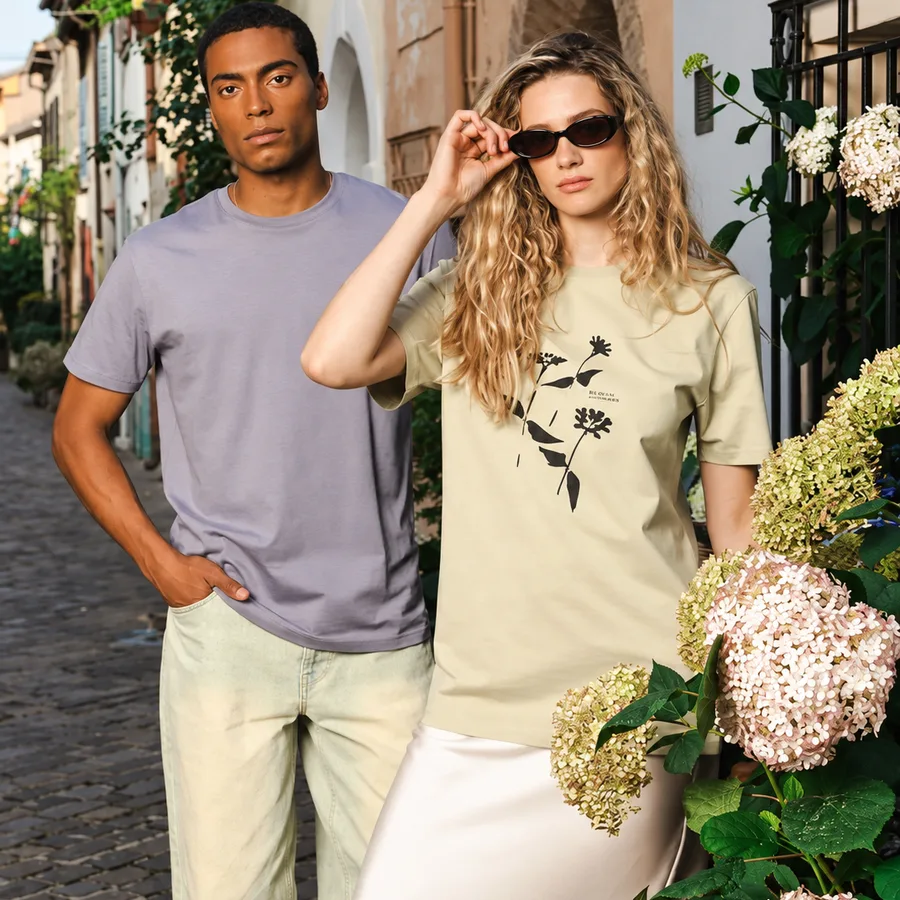 T-shirt lilla e beige indossate