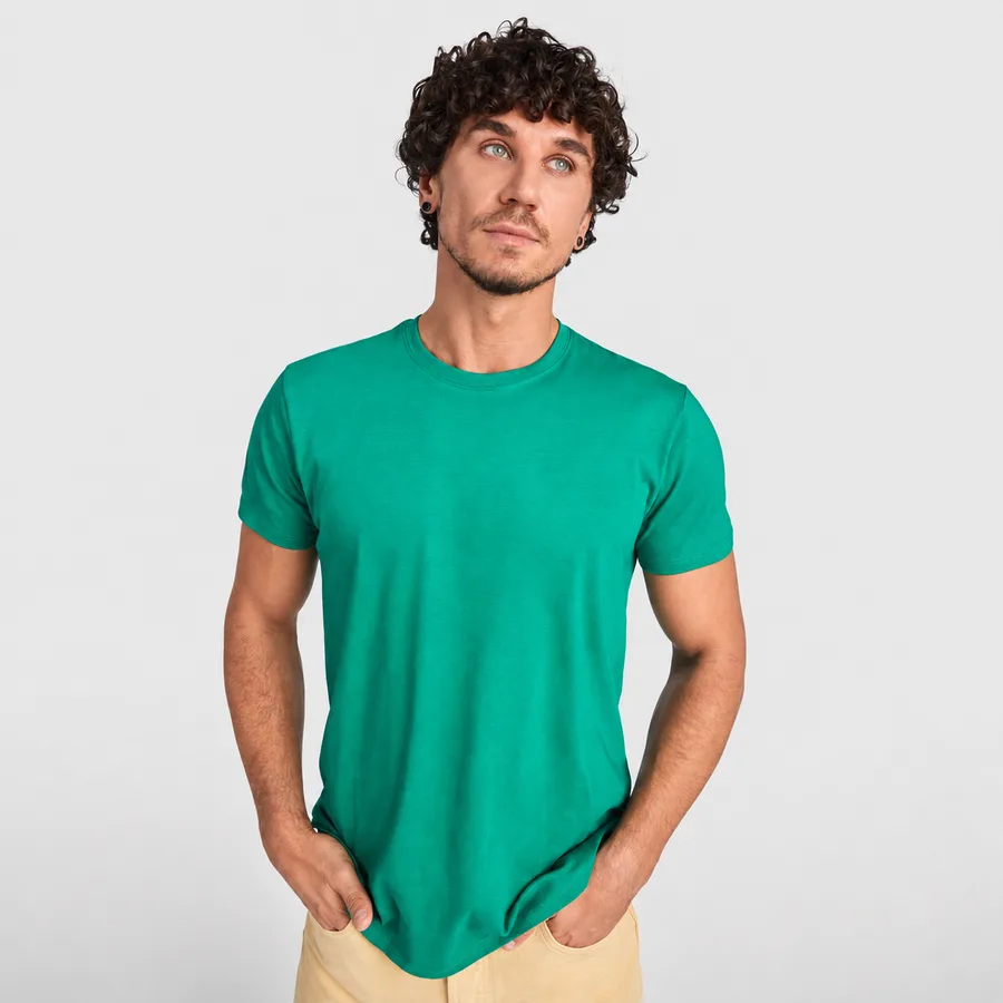 T-shirt verde indossata